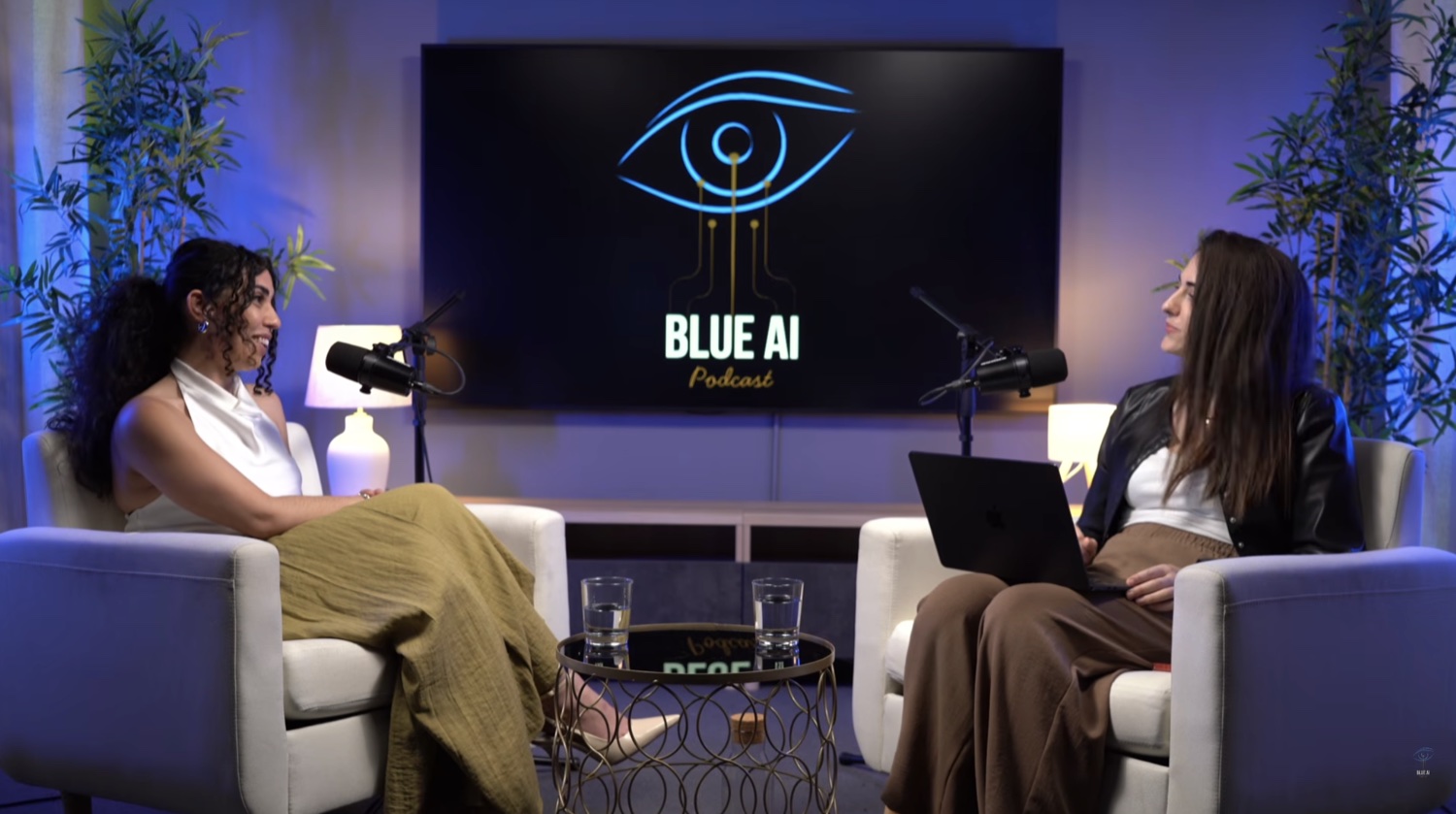 Isabel Ramos durante la entrevista en el plató de Blue AI Podcast.