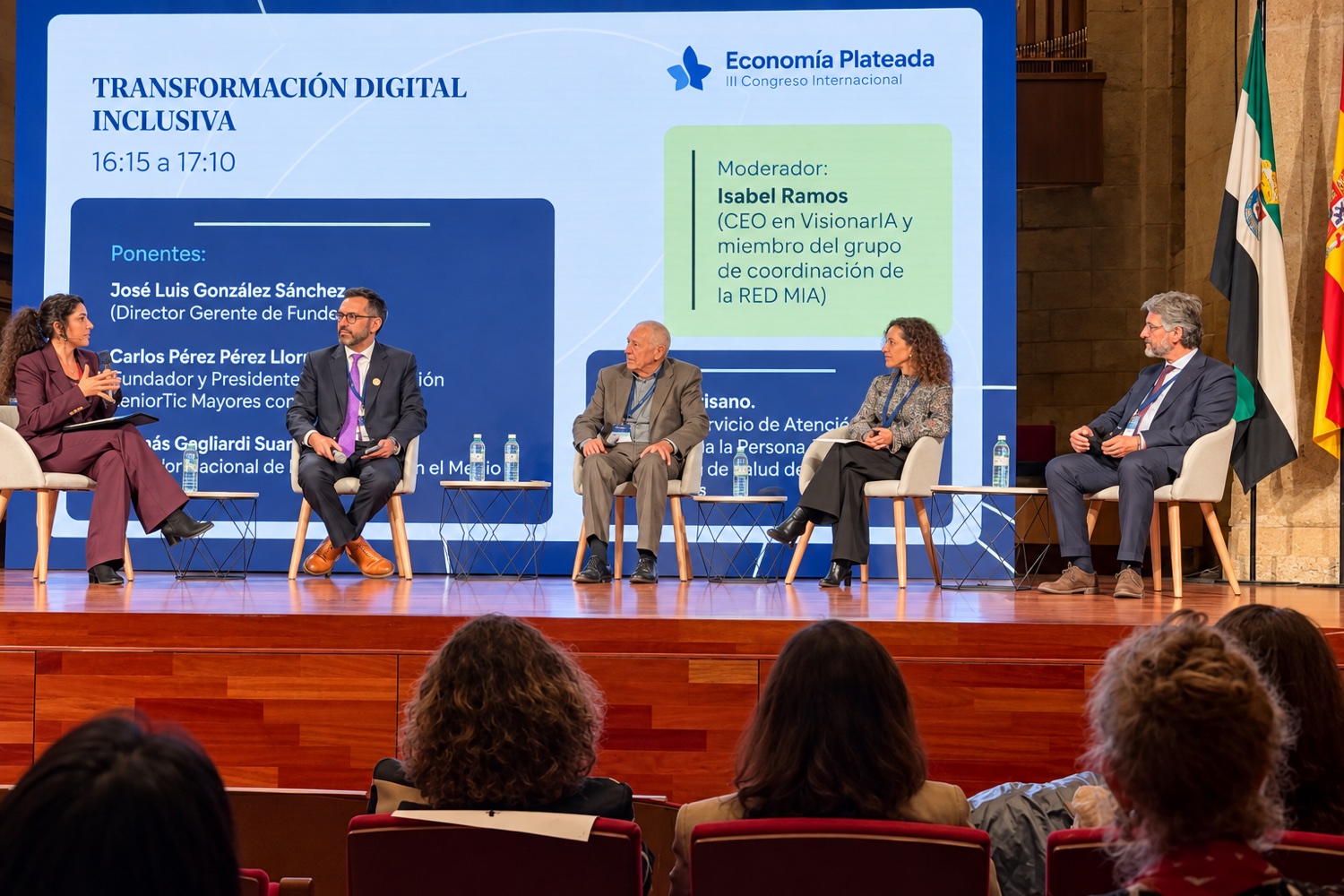 Isabel Ramos modera la mesa «Transformación digital inclusiva» en el III Congreso Internacional de Economía Plateada, con cuatro ponentes en el escenario.