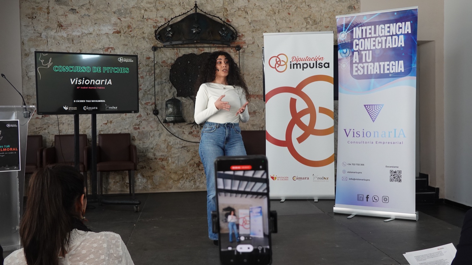Isabel Ramos presenta VisionarIA en el concurso de pitches de Cáceres Talk.