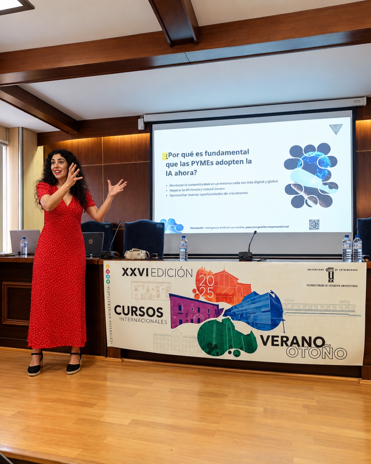 Isabel Ramos imparte una sesión en los Cursos Internacionales de la Universidad de Extremadura.